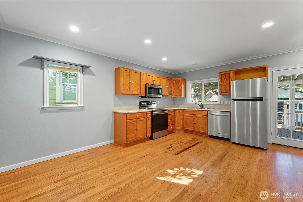321 Craig St - Photo 7 of 21
