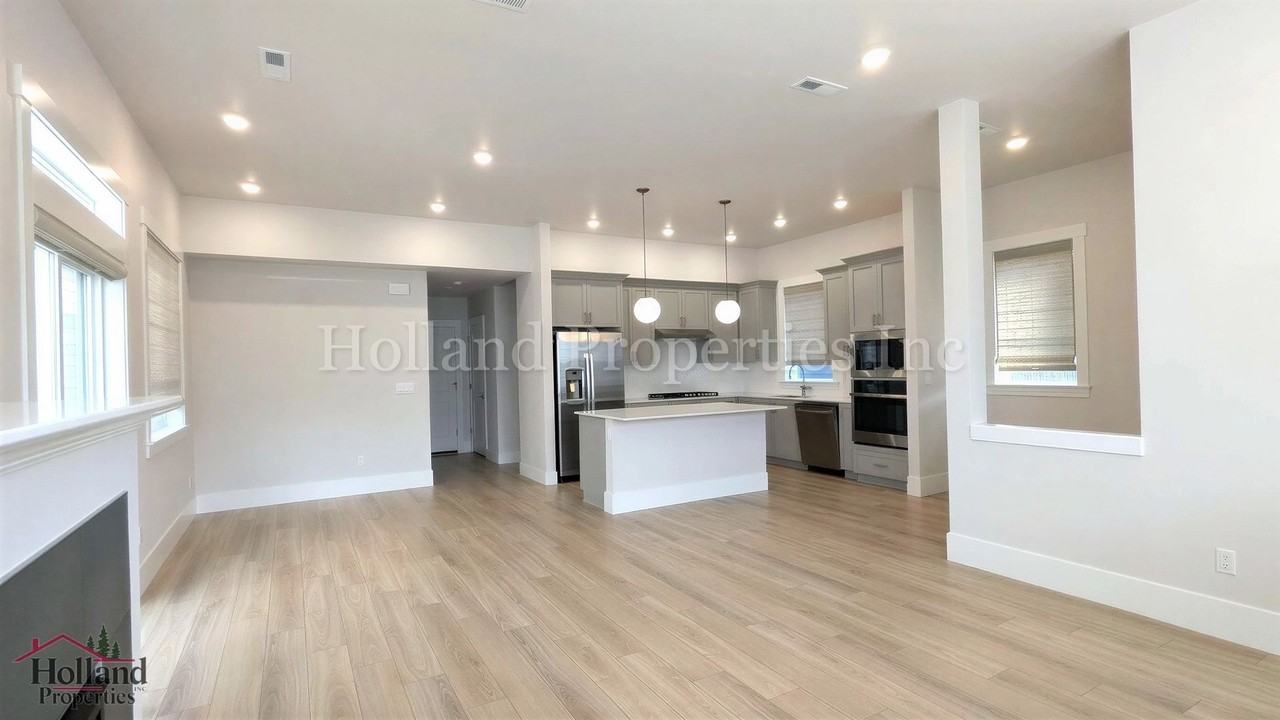 13728 Sw 166th Ave - Photo 3 of 16