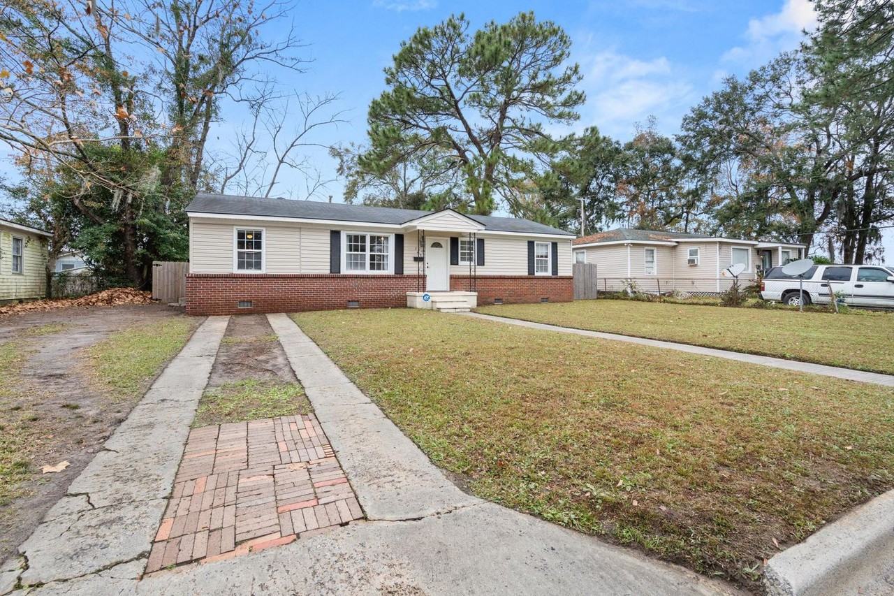 325 Manor Dr - Photo 3 of 38