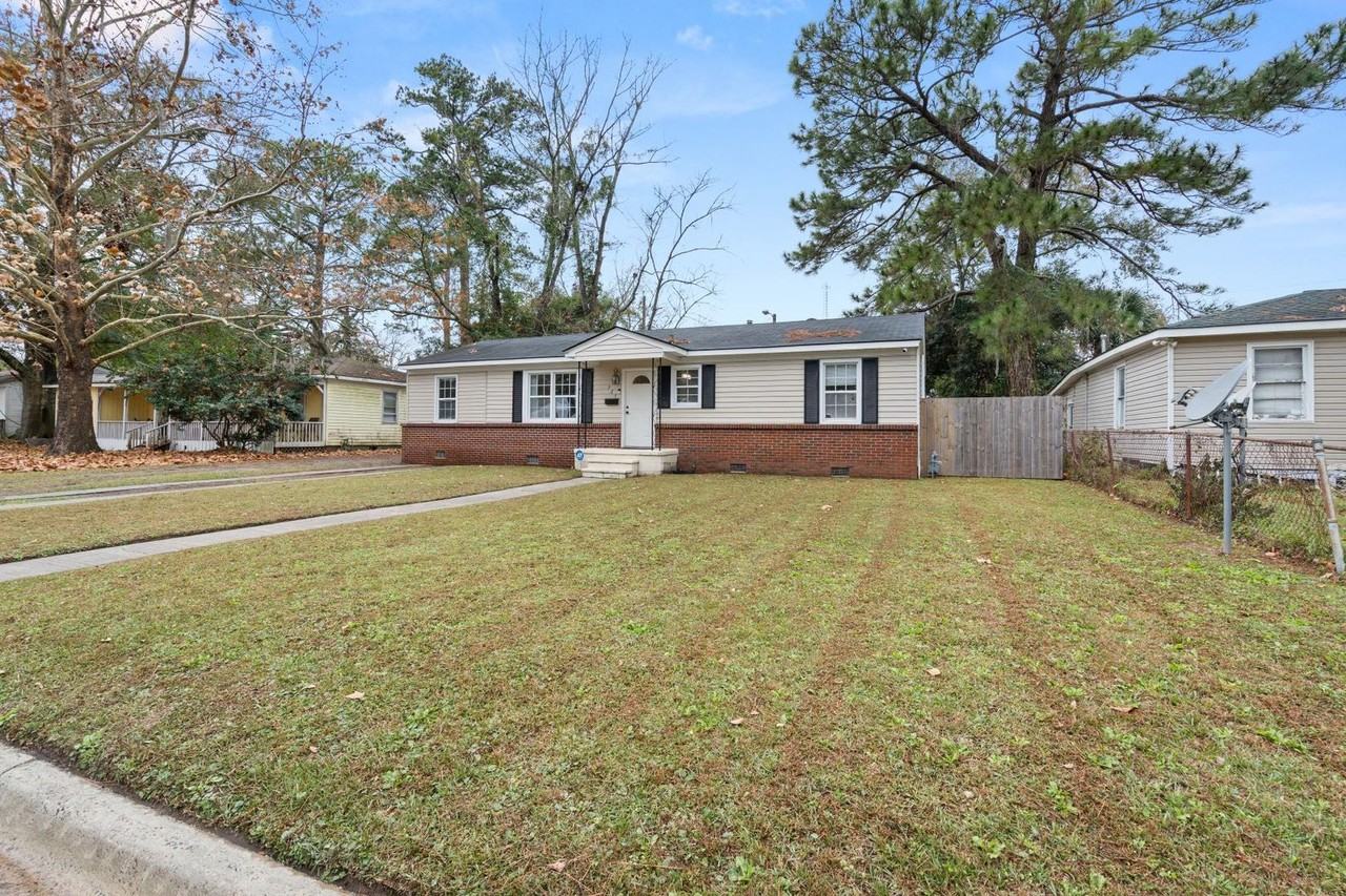 325 Manor Dr - Photo 4 of 38