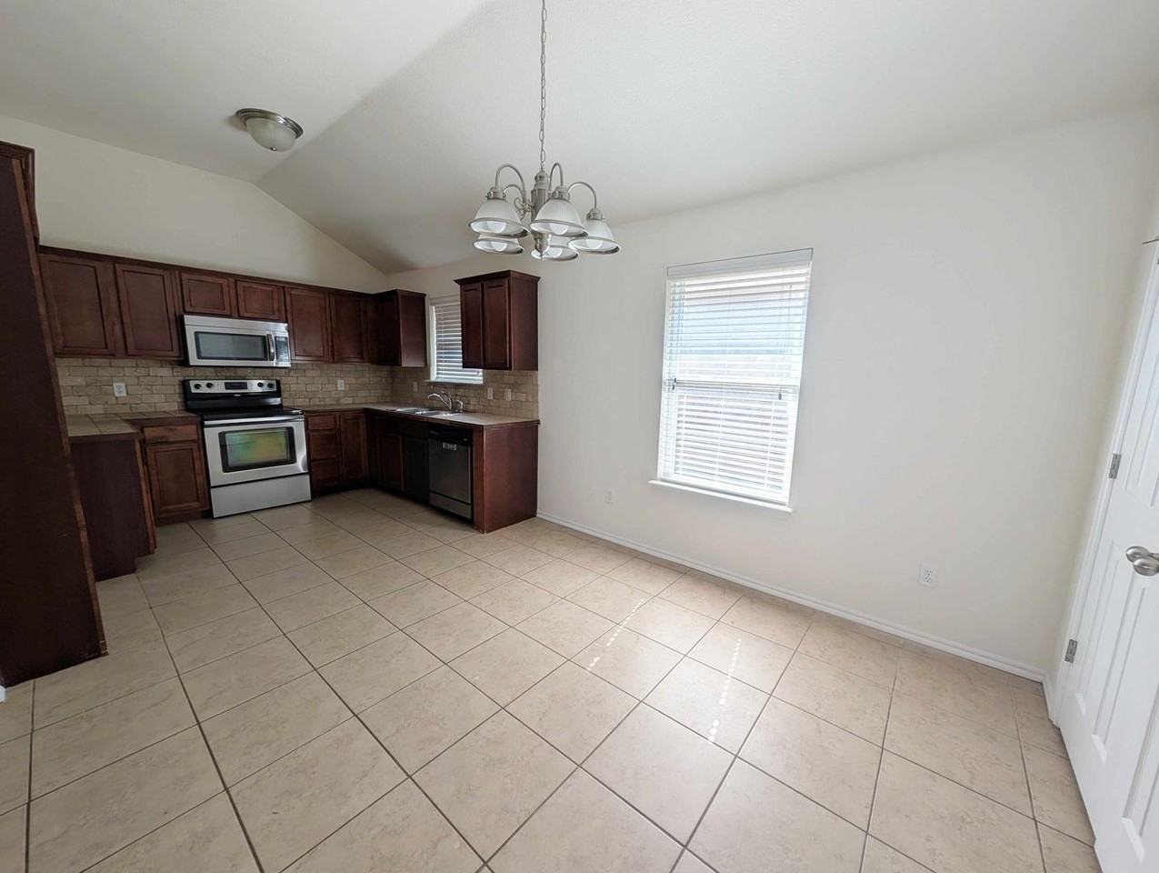 2244 Nw 199th St - Photo 5 of 13