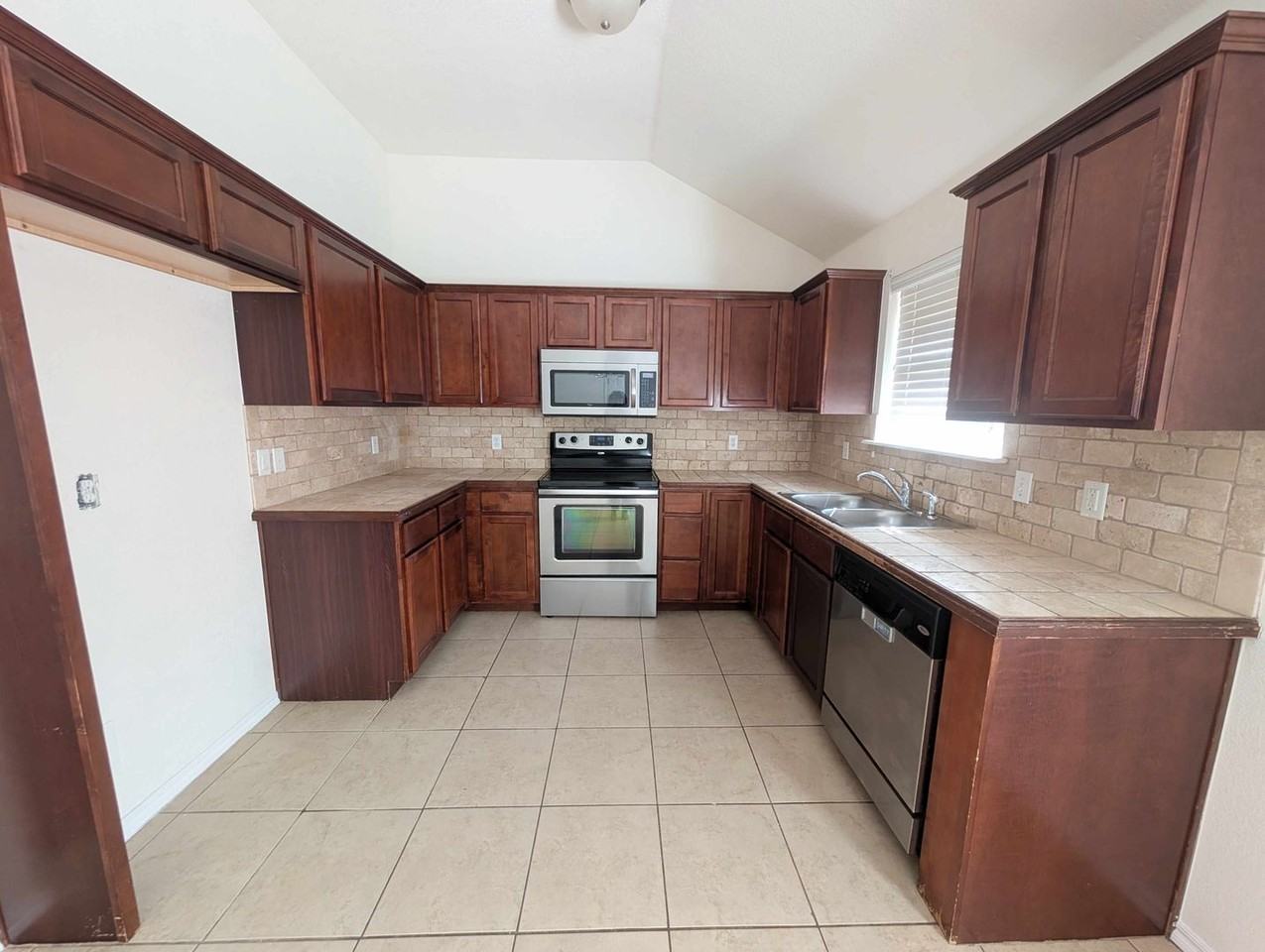 2244 Nw 199th St - Photo 6 of 13