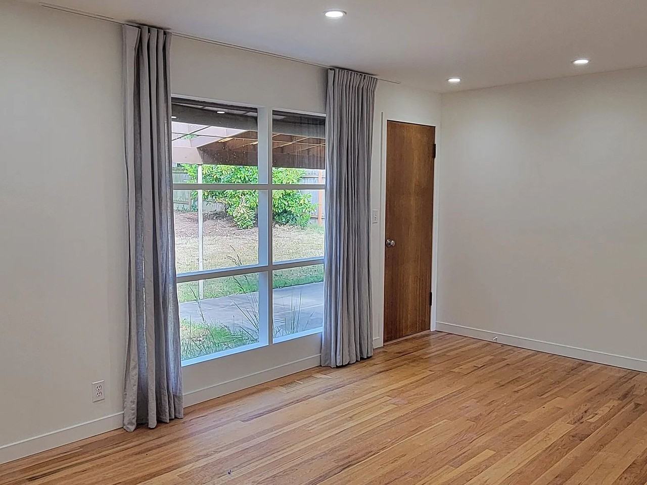 11721 Fremont Ave N - Photo 2 of 9