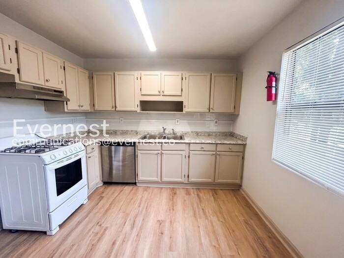 397 Annie St - Photo 3 of 20
