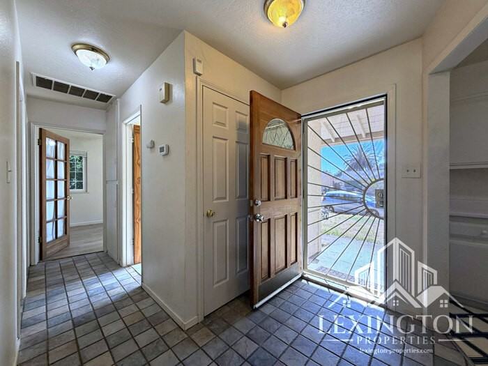 1320 Shadowglen Rd - Photo 4 of 24