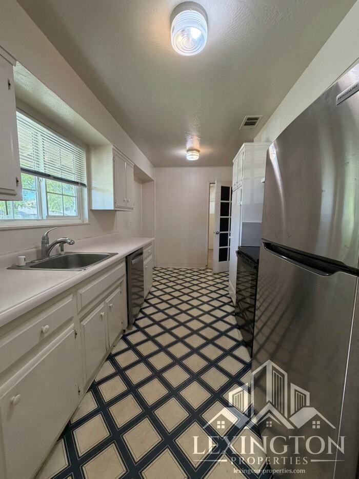 1320 Shadowglen Rd - Photo 6 of 24