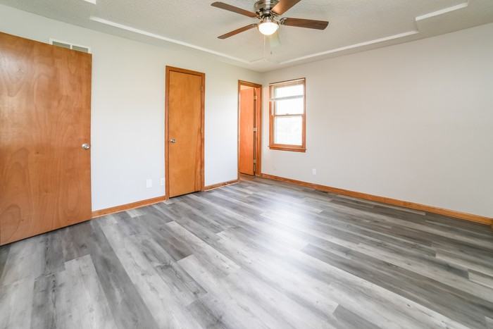 505 E 10th St - Photo 5 of 8