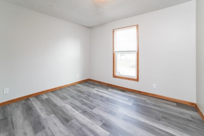 505 E 10th St - Photo 6 of 8
