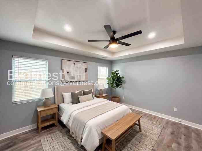 1621 Locust St - Photo 3 of 26