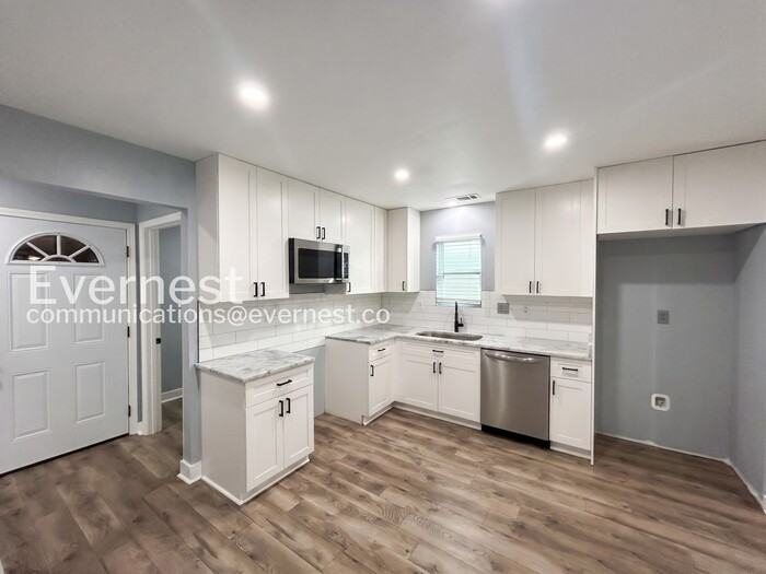 1621 Locust St - Photo 4 of 26