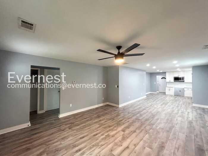 1621 Locust St - Photo 5 of 26