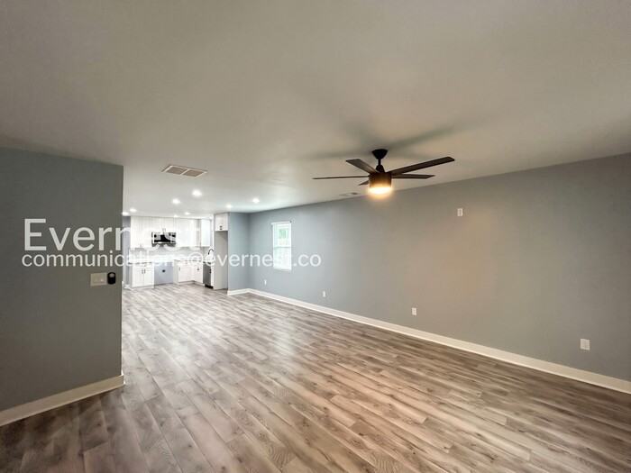 1621 Locust St - Photo 6 of 26