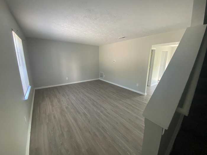 2606 Crisnic Ct - Photo 2 of 9