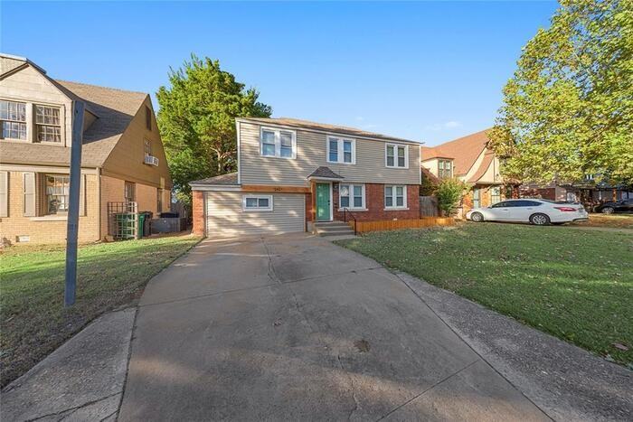 2421 Nw 18th St - Photo 2 of 26