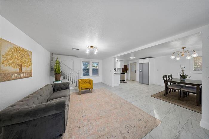 2421 Nw 18th St - Photo 5 of 26