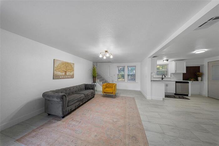 2421 Nw 18th St - Photo 6 of 26