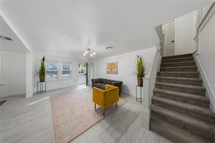 2421 Nw 18th St - Photo 7 of 26