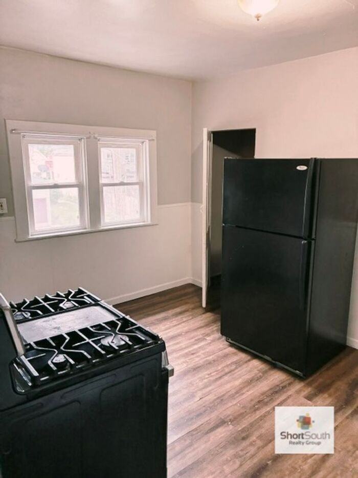 417 Fremont Ave Nw #2 - Photo 2 of 8