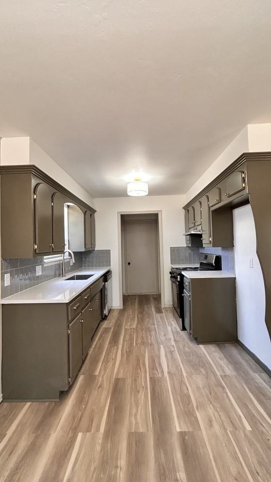 726 Garden Grv - Photo 5 of 30