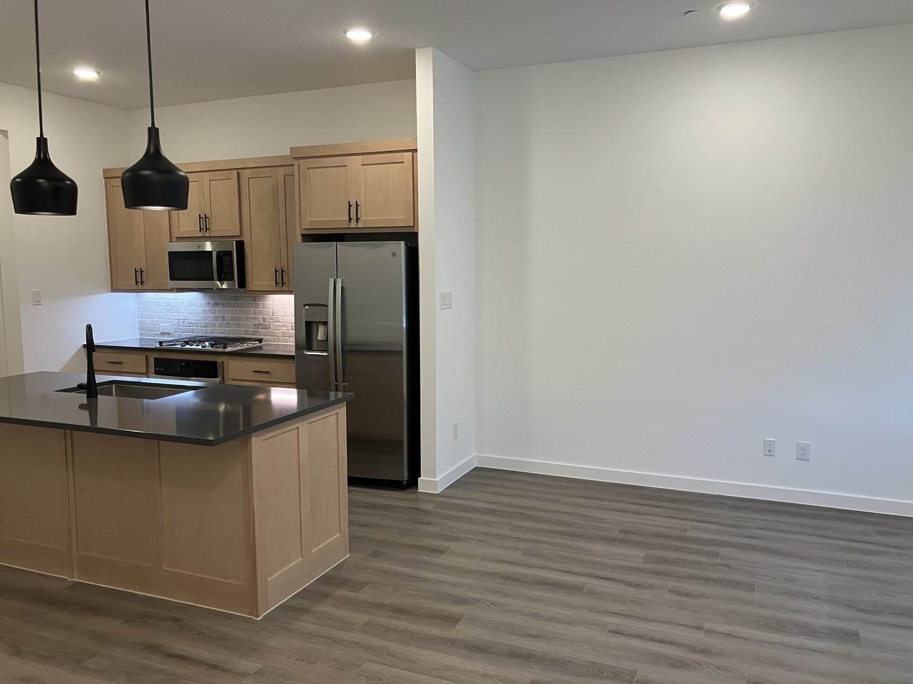 839 Pedernales Dr - Photo 2 of 16