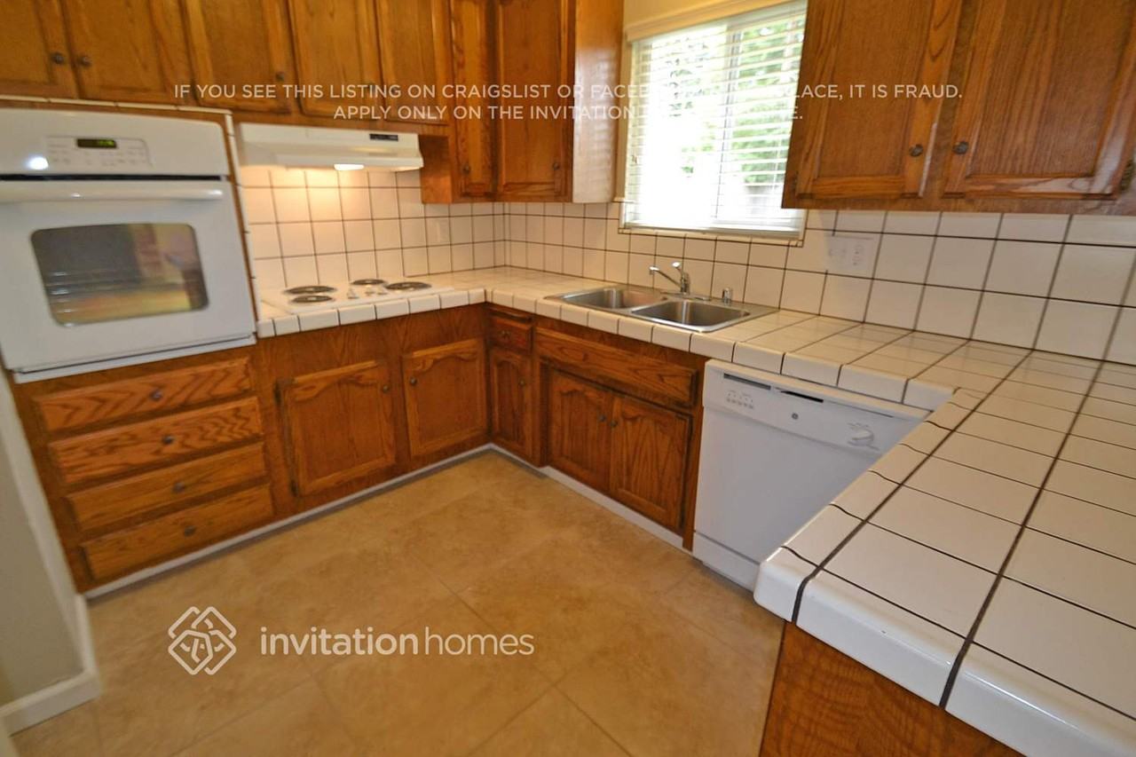 2432 El Rocco Way - Photo 3 of 9