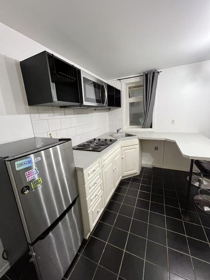 1517 Comox Street #6 - Photo 4 of 8
