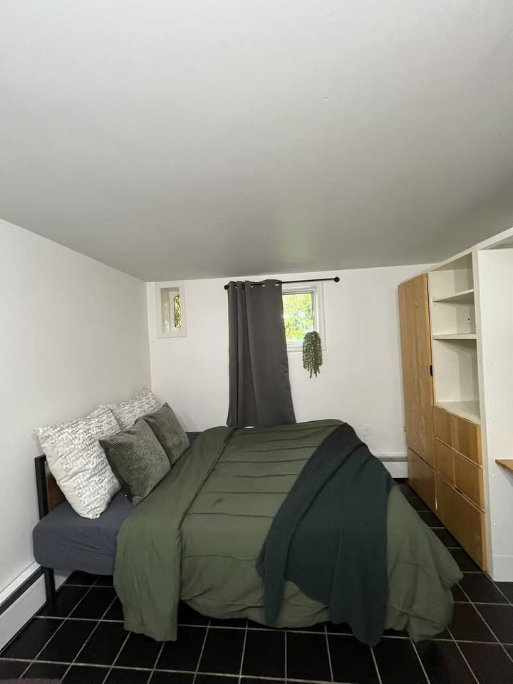 1517 Comox Street #6 - Photo 6 of 8