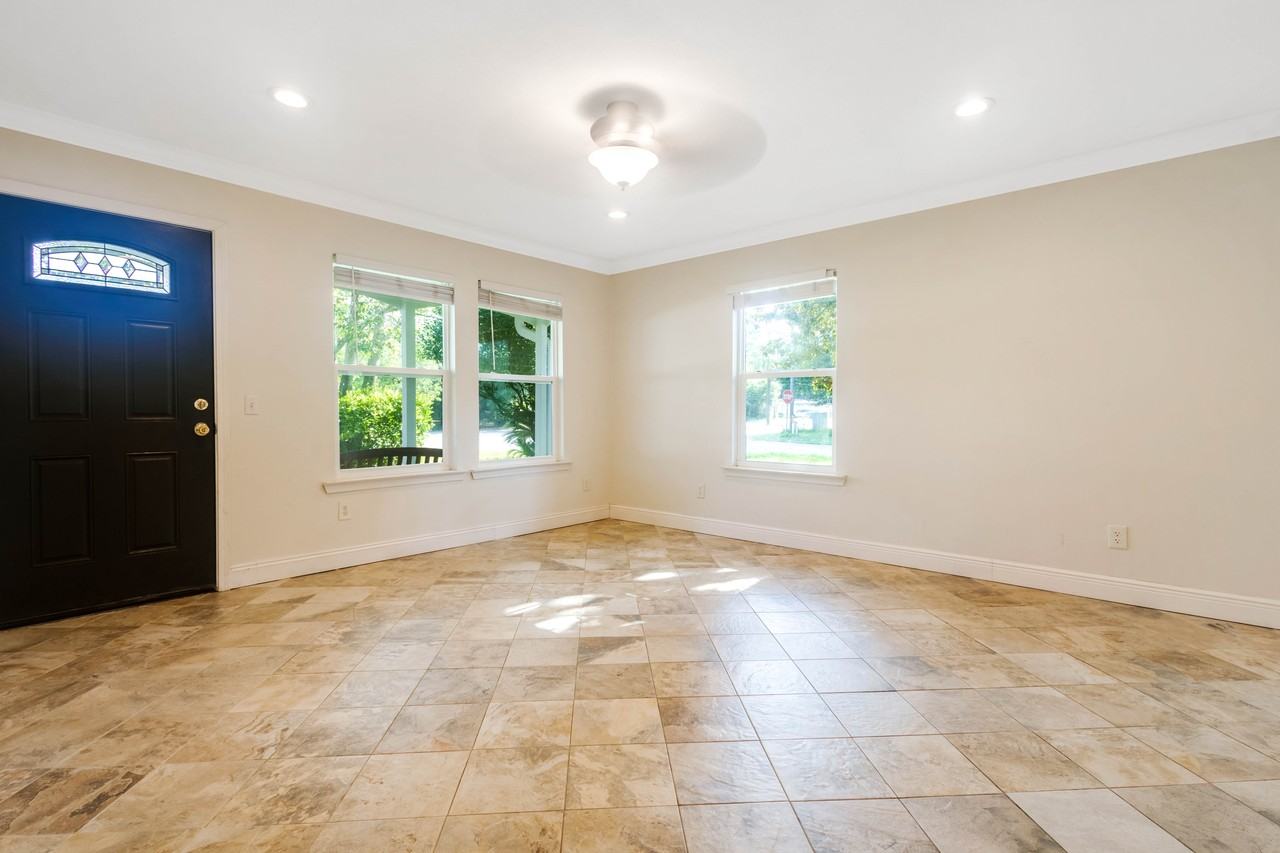 308 Hollywood Blvd Se #1 - Photo 3 of 48