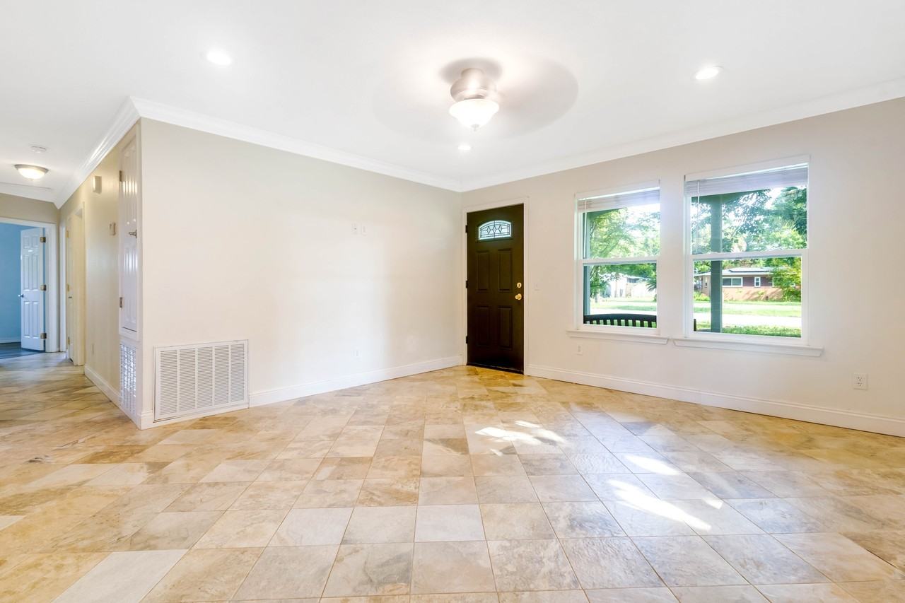 308 Hollywood Blvd Se #1 - Photo 4 of 48