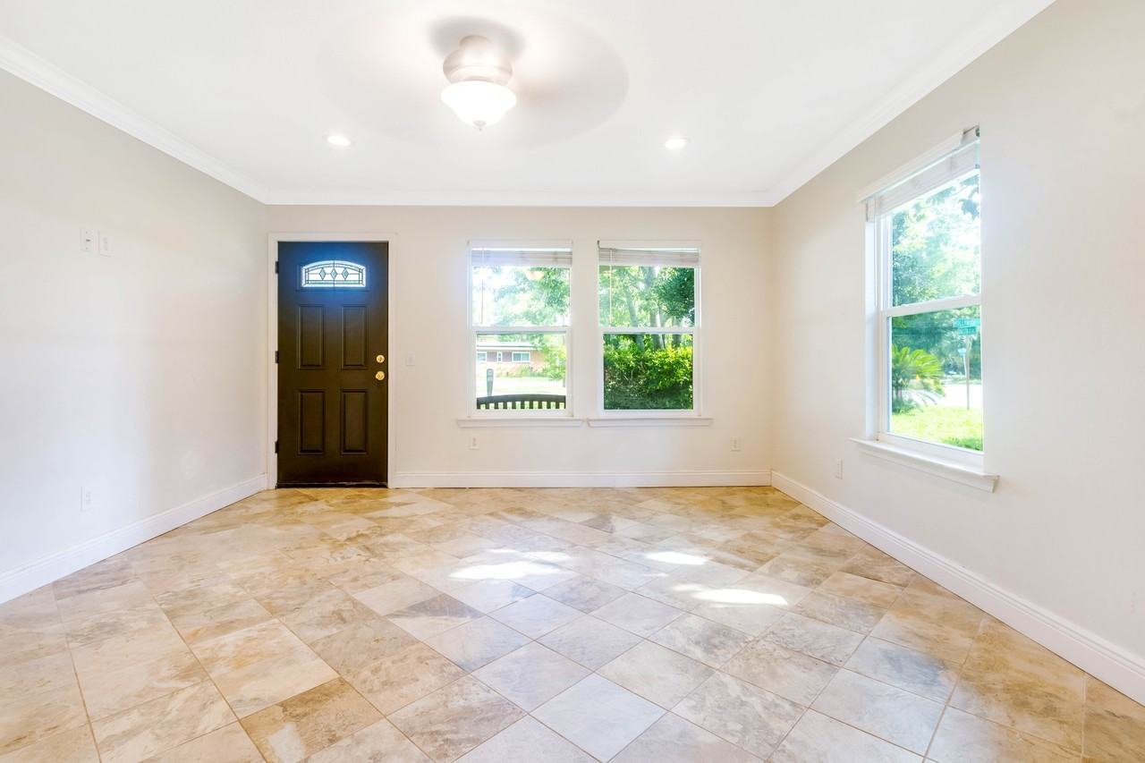 308 Hollywood Blvd Se #1 - Photo 5 of 48