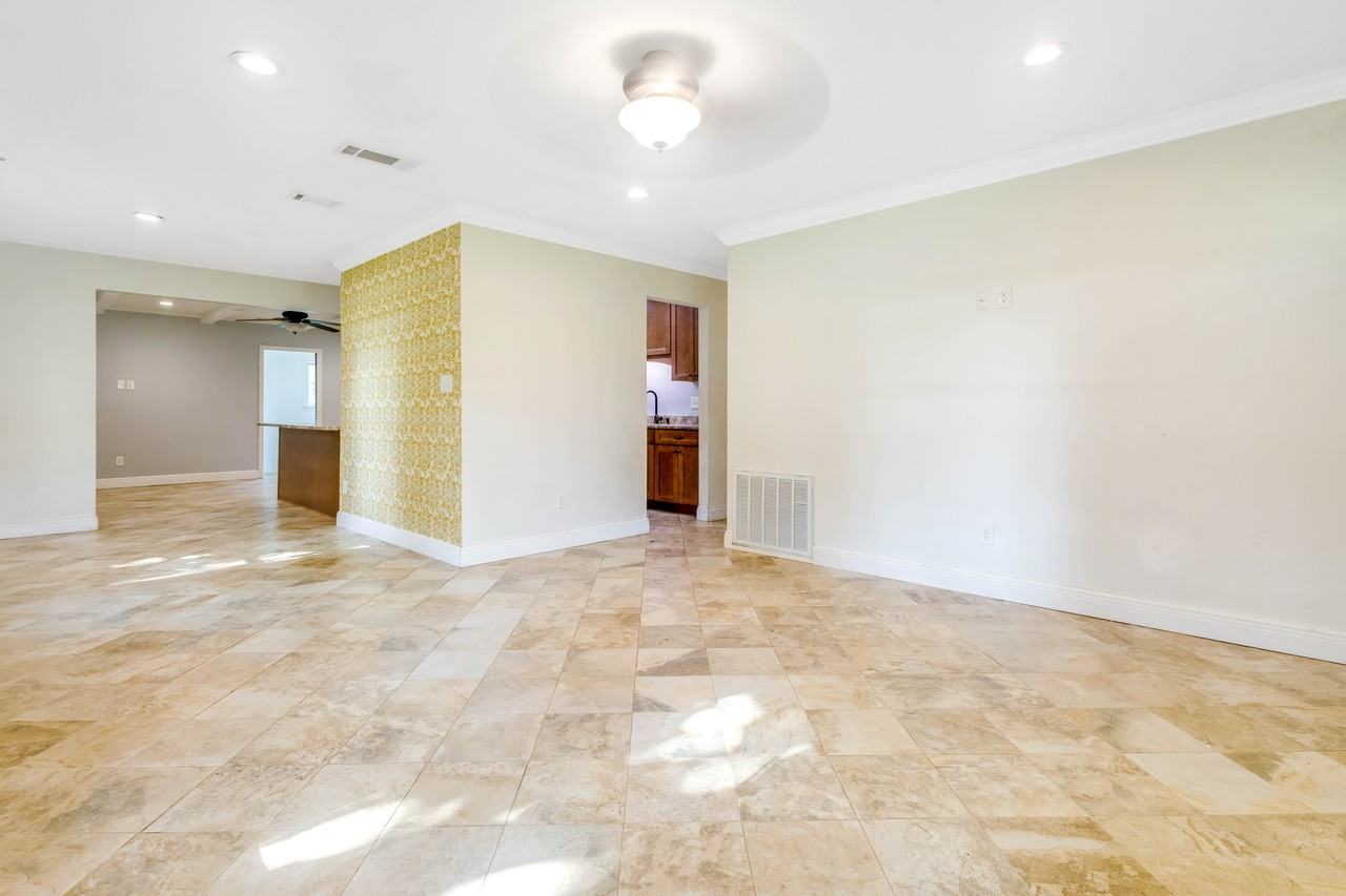 308 Hollywood Blvd Se #1 - Photo 6 of 48