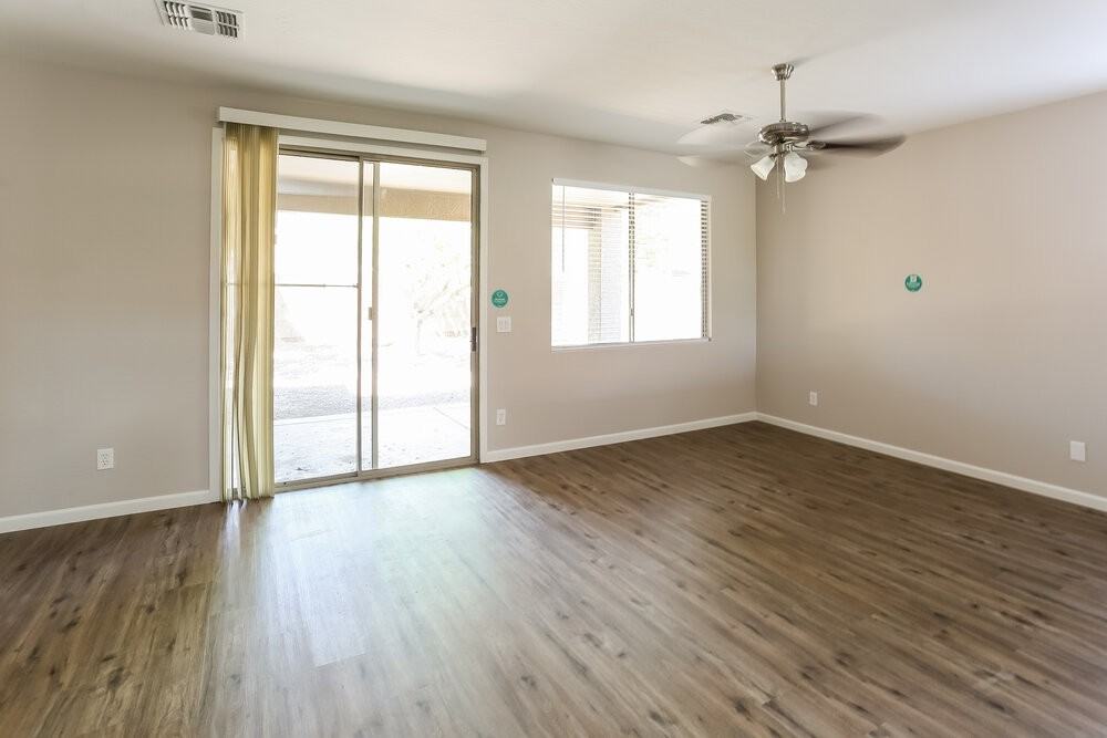 10314 W Pioneer St - Photo 3 of 16