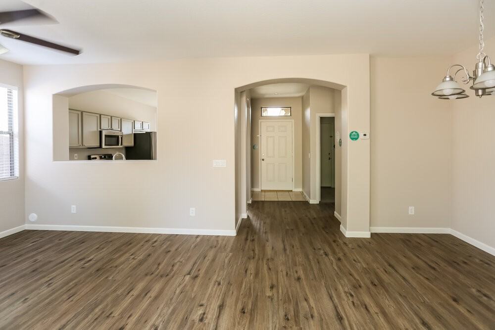 10314 W Pioneer St - Photo 4 of 16