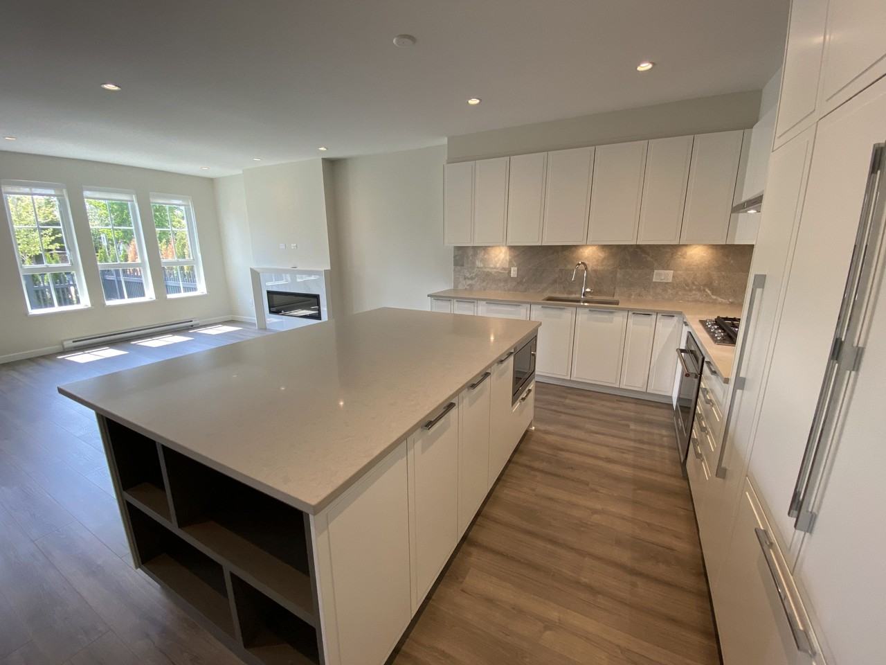 5311 Admiral Way - Photo 3 of 50