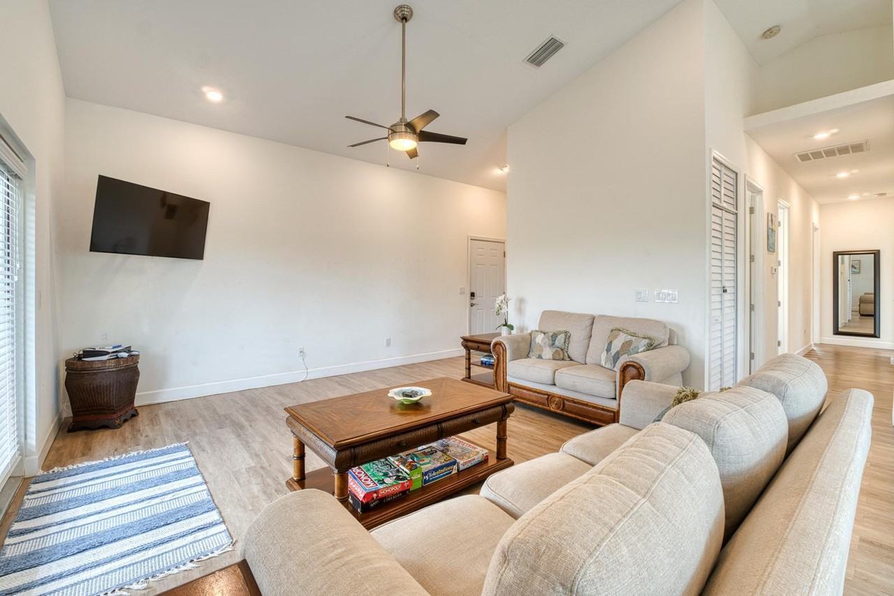 6602 S Sherrill St - Photo 4 of 10