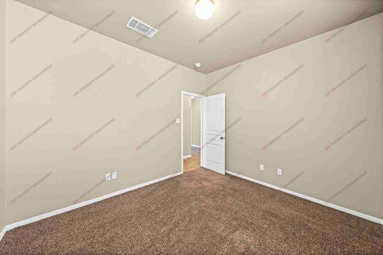 5607 Blackstone Dr - Photo 5 of 28