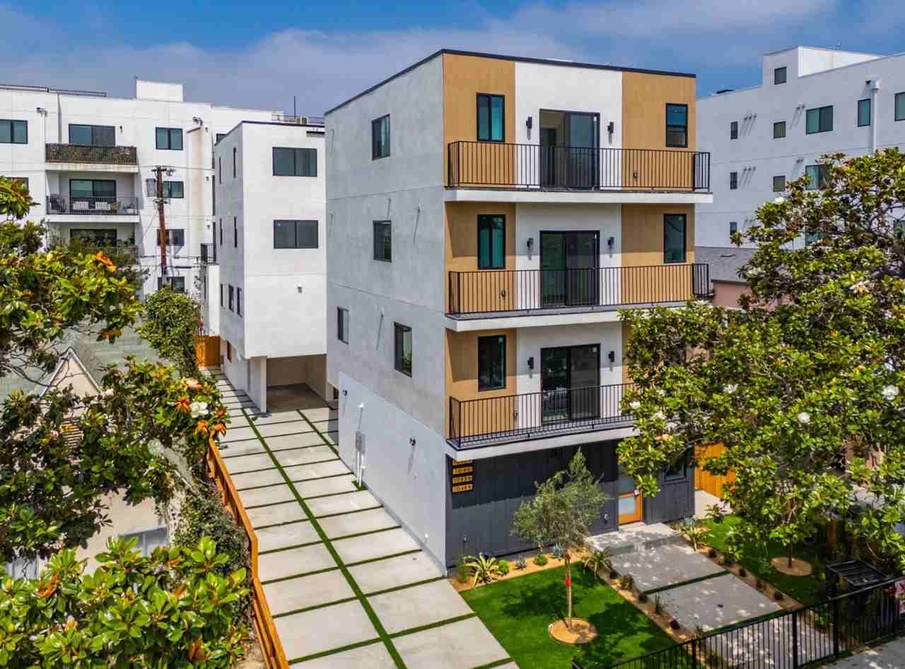 GORGEOUS NEW TOWNHOMES NEXT TO LA CIENEGA PARK - Photo 4 of 50