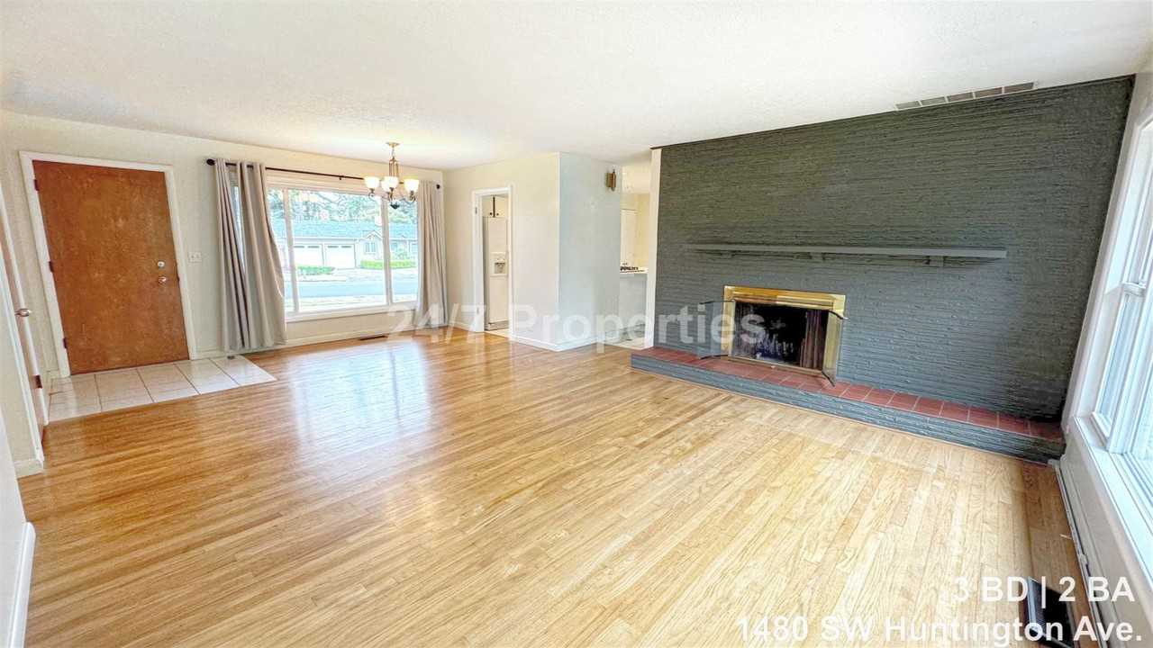 1480 Sw Huntington Ave - Photo 3 of 15