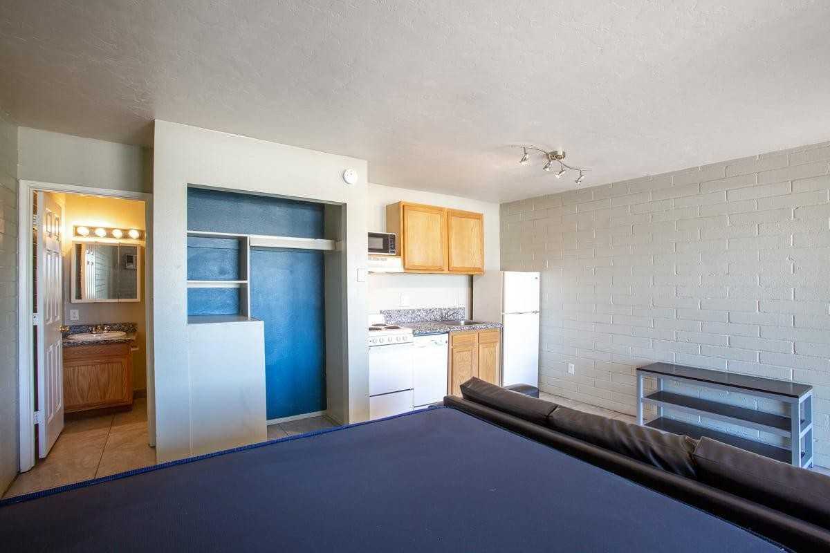730 E Lee St - Photo 5 of 17