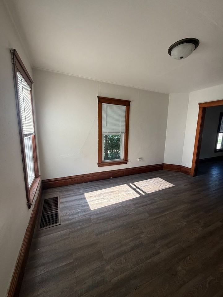 733 Garfield Ave - Photo 5 of 17