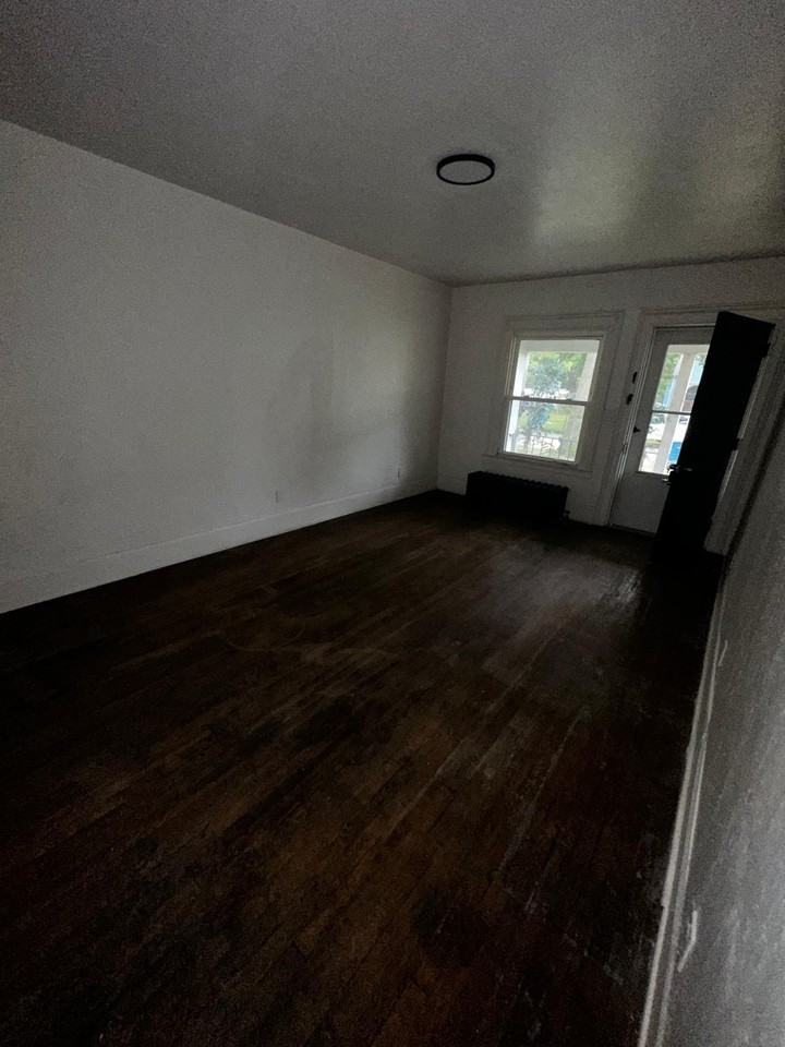 1234 W 6th St #1 - Photo 3 of 12