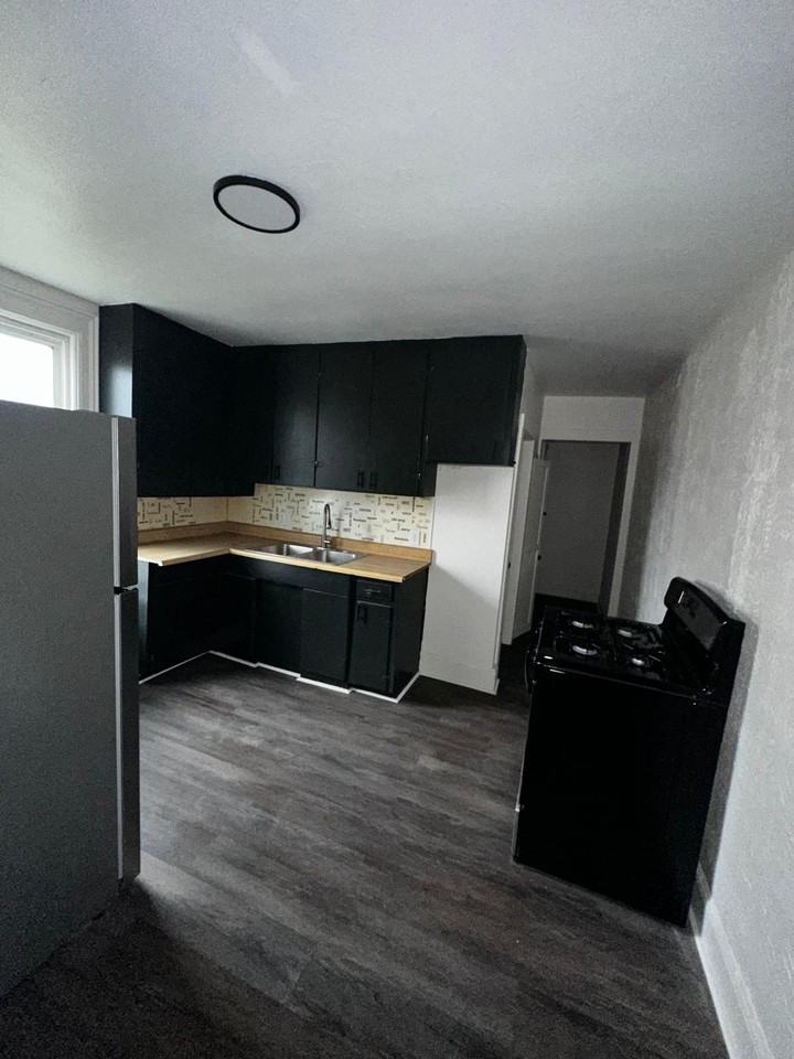 1234 W 6th St #1 - Photo 4 of 12