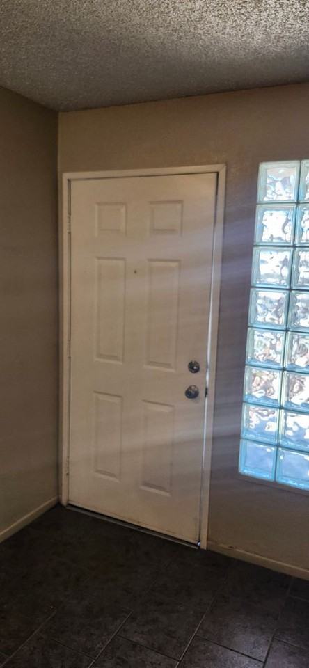 Snug Harbor Apartamnets - Photo 4 of 29