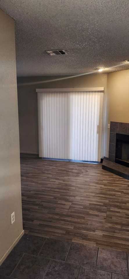 Snug Harbor Apartamnets - Photo 5 of 29
