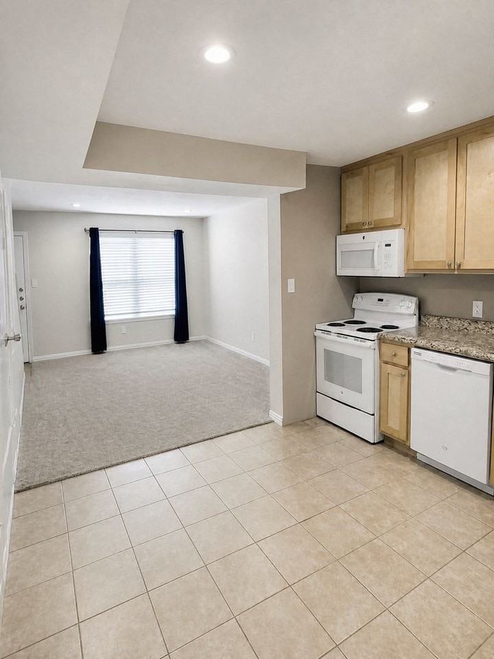 2016 Paisley Dr #E - Photo 4 of 16