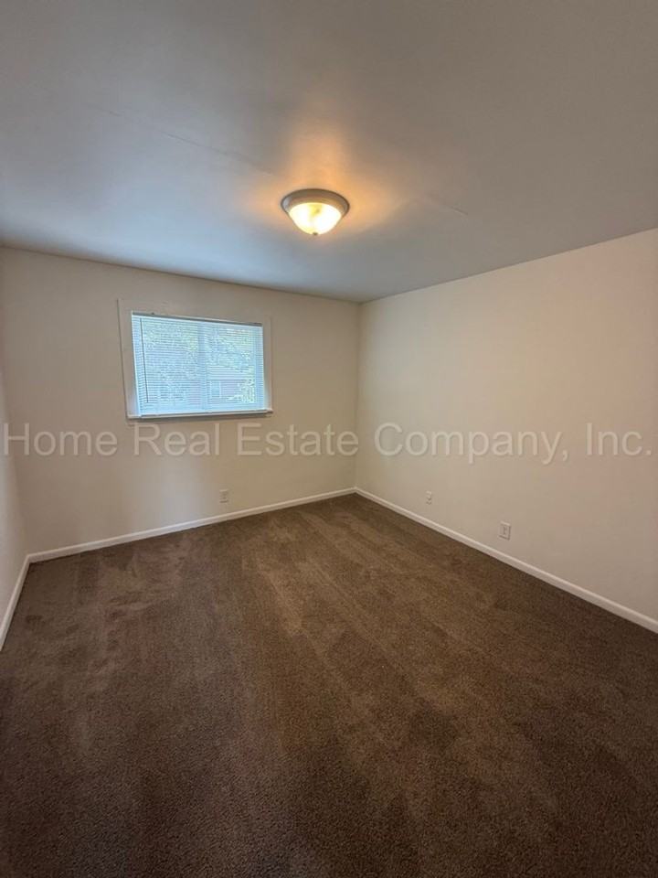 646 Mulberry St - Photo 3 of 5