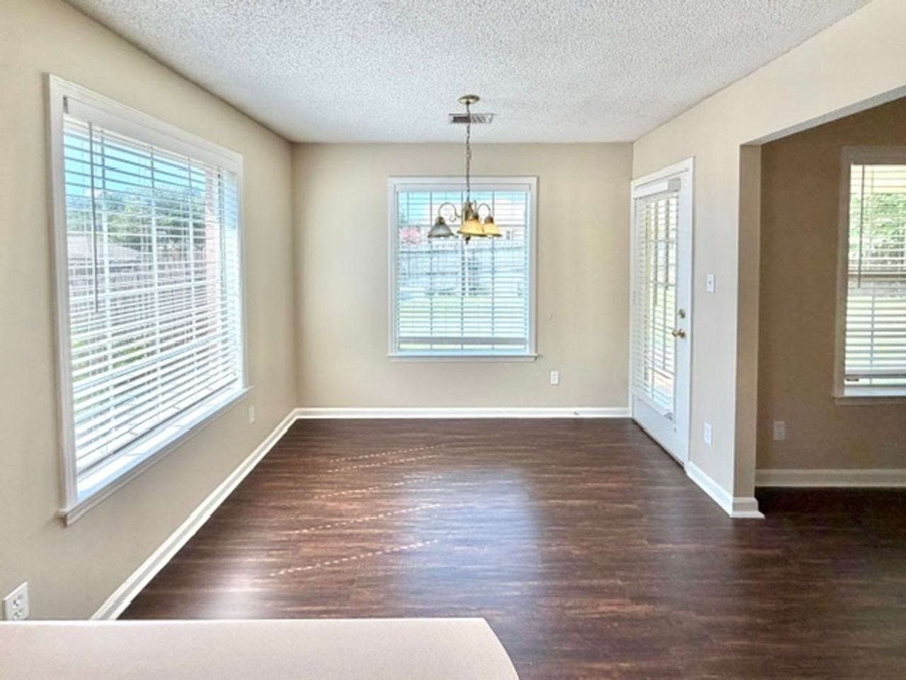 6806 Skylar Mill Ave - Photo 4 of 11