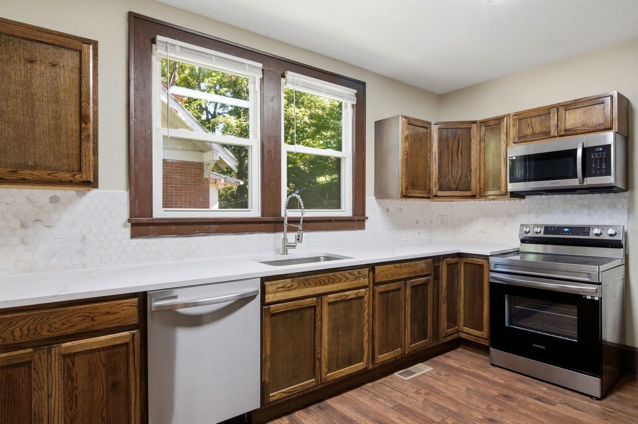 221 S Washington Ave - Photo 6 of 26