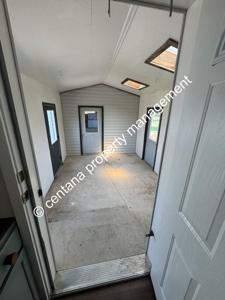 1112 Smith St - Photo 7 of 20