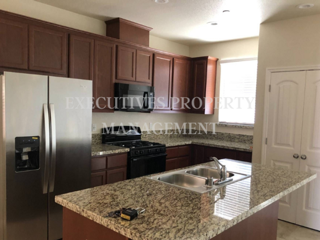 1470 Woodbury Ct - Photo 4 of 15